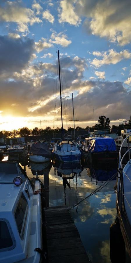C'Est La Vie Houseboat Hotel Nederhorst den Berg Luaran gambar